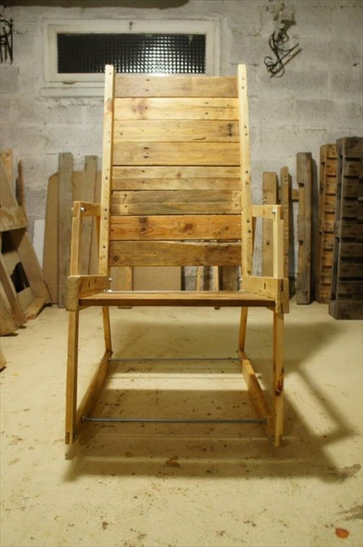 Restful Pallet Wood Chairs | Pallet Wood Projects